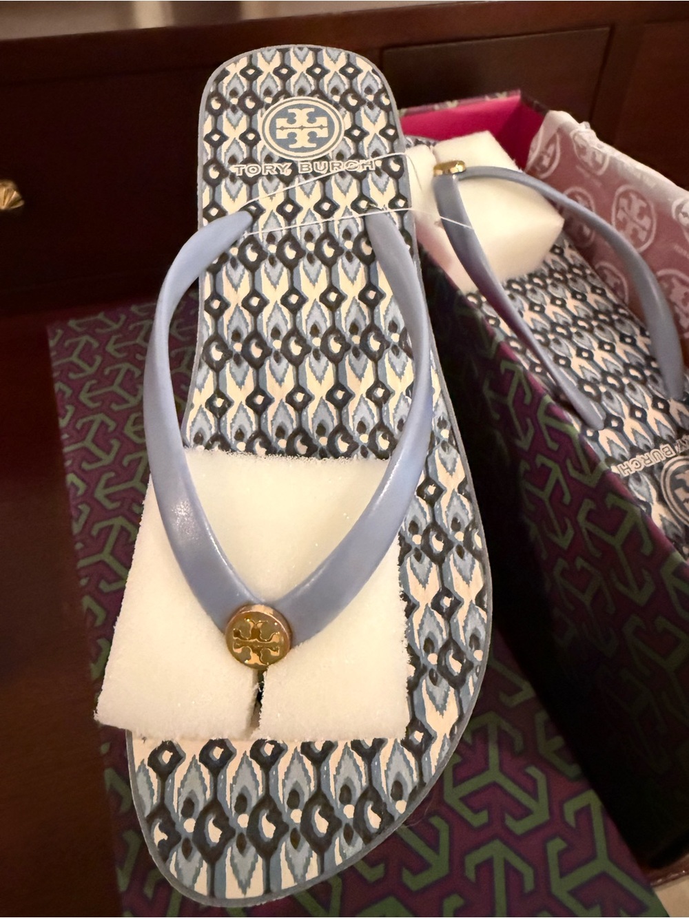 Tory Burch Light Blue Patterned Flip Flop Sandals with Gold Logo - Picture 5 of 7